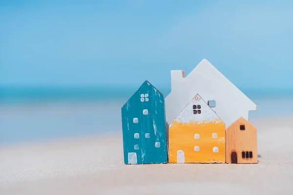 Мала Домашня Модель Піщаному Пляжі Блакитним Небом Білими Хмарами Копіювання — стокове фото