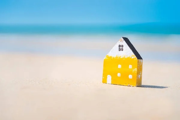 Modelo Casa Pequena Praia Areia Com Céu Azul Fundo Nuvens — Fotografia de Stock