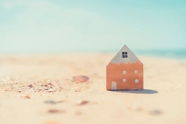 Modelo Casa Pequena Praia Areia Com Céu Azul Fundo Nuvens — Fotografia de Stock