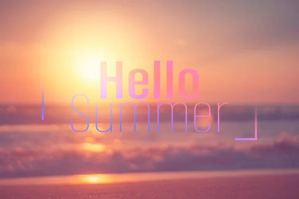 墨色の太陽の波の抽象的な背景と熱帯のビーチをぼかす上でこんにちは夏の言葉 夏休みと旅行休暇のコンセプト ヴィンテージトーンフィルターエフェクトカラースタイル — ストック写真