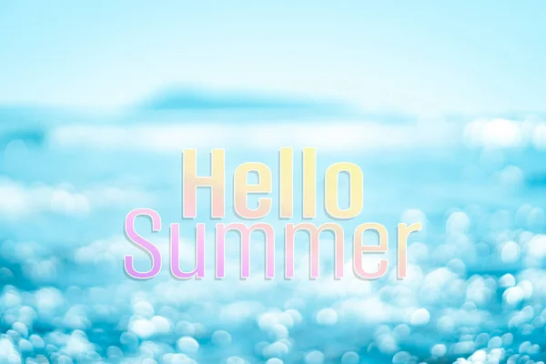 墨色の太陽の波の抽象的な背景と熱帯のビーチをぼかす上でこんにちは夏の言葉 夏休みと旅行休暇のコンセプト ヴィンテージトーンフィルターエフェクトカラースタイル — ストック写真
