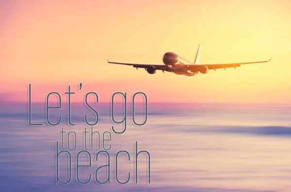 Avião Voando Com Vamos Para Praia Palavras Sobre Desfoque Praia — Fotografia de Stock