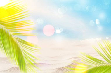 Bulanık, yeşil palmiye yaprağı tropikal plajda, Bokeh güneş ışığı dalgası soyut arka planda. Yaz tatili ve iş seyahati konseptini kopyala. Klasik ton filtre efekti renk biçimi