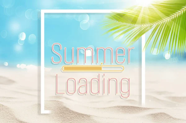大家好 夏日的词汇在朦胧的热带海滩上 阳光波涛汹涌 背景抽象 暑假和旅行度假的概念 复古色调过滤效果色彩风格 — 图库照片