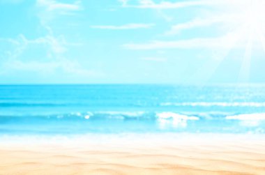 Mavi gökyüzünde Bokeh güneş ışığı dalgası ve soyut beyaz bulut arkaplanı ile uzay bulanık tropikal plajını kopyala. Yaz tatili ve tatil macerası konsepti. Klasik ton filtre efekti rengi.