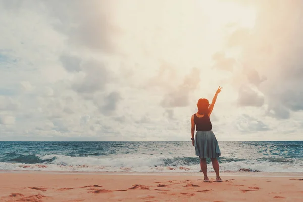 Espaço Cópia Mulher Levantar Mão Céu Pôr Sol Praia Ilha — Fotografia de Stock