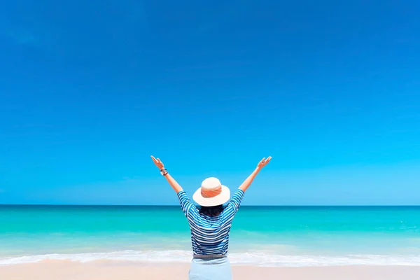 Glückliche Frau Hebt Die Hand Tropischen Strand Mit Blauem Himmel — Stockfoto