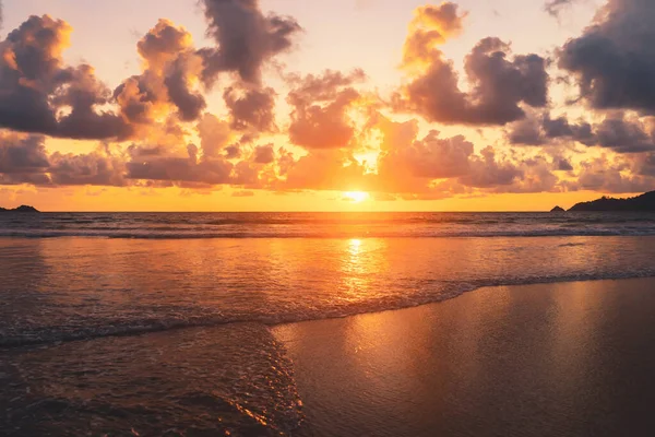 Tropische Strand Met Gladde Golf Zonsondergang Hemel Abstracte Achtergrond Kopieer — Stockfoto