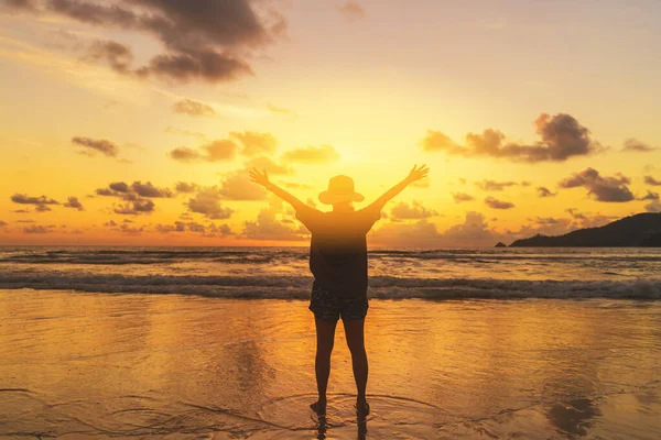 幸せな女性は日没の空の背景と熱帯のビーチで手を挙げる 旅行休暇と自由は良い概念を感じる ヴィンテージトーンフィルターエフェクトカラースタイル — ストック写真