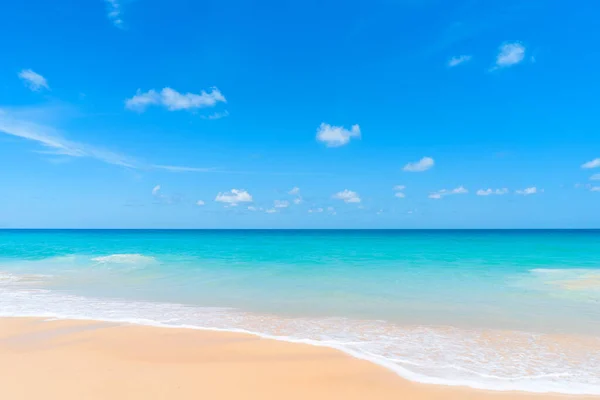 Hermosa Playa Tropical Con Cielo Azul Nubes Blancas Fondo Textura —  Fotos de Stock
