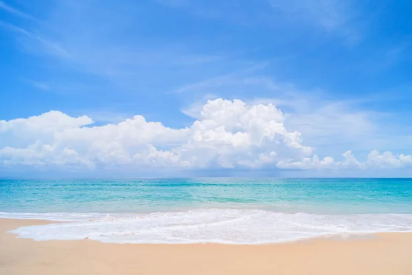 Bella Spiaggia Tropicale Con Cielo Blu Nuvole Bianche Sfondo Texture — Foto Stock