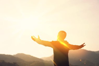 İnsan elinin dağın tepesine yükselişini ve günbatımı gökyüzünün soyut arkaplanını kopyala. Özgürlük yolculuğu macerası ve iş zaferi kavramı. Klasik ton filtre efekti renk biçimi.