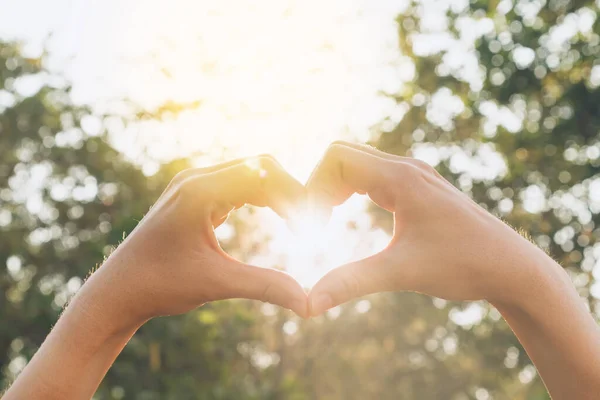 Doğada Kadın Eli Kalp Şekli Bokeh Güneş Işığı Parıltısı Bulanık — Stok fotoğraf