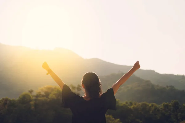 Kopieren Raum Silhouette Frau Heben Die Hand Oben Auf Berg — Stockfoto