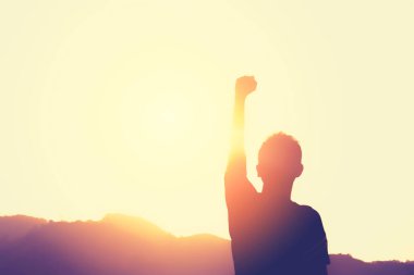 İnsan elinin dağın tepesine yükselişini ve günbatımı gökyüzünün soyut arkaplanını kopyala. Özgürlük yolculuğu macerası ve iş zaferi kavramı. Klasik ton filtre efekti renk biçimi.