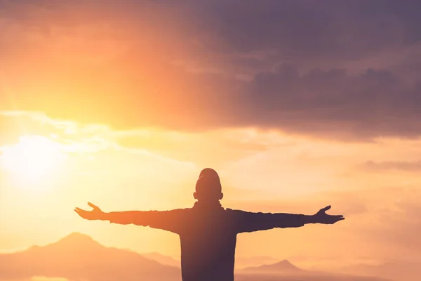 山と日没の空の抽象的な背景の上に上げる人の手のコピースペース 自由旅行の冒険とビジネスの勝利の概念 ヴィンテージトーンフィルターエフェクトカラースタイル — ストック写真