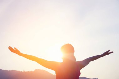 Silüet kadının kopyalanmış uzayı dağın tepesinde ve günbatımında gökyüzü soyut arkaplanı bulutlandırıyor. Özgürlük iyi hissettiriyor ve seyahat macerası tatili konsepti. Klasik ton filtre efekti renk biçimi