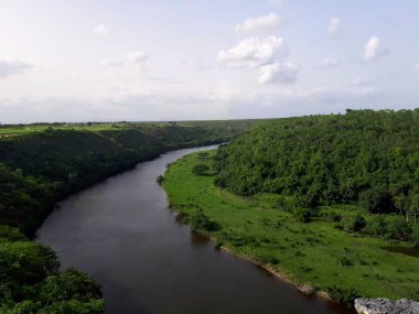 Altos de Chavon köyünden Chavon nehrinin manzarası.