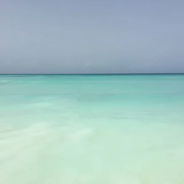 Étroite Bande Eau Bleue Sépare Horizon Entre Eau Lait Ciel — Photo