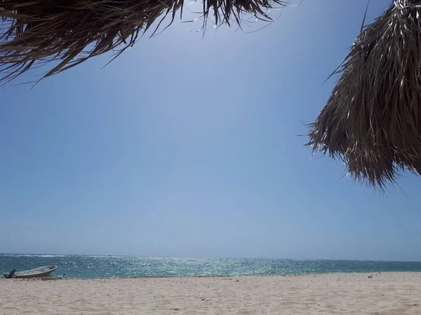 Karibien Havsutsikt Från Stranden Paraplyer Vit Sand Azurblått Vatten Och — Stockfoto