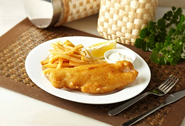 Kızartmalı balık ve patates kızartması.