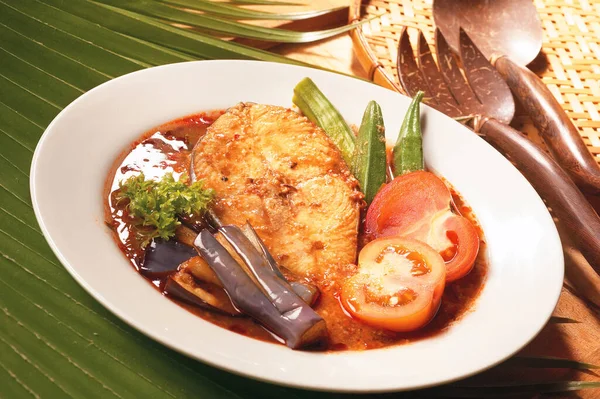 Assam balığı, Minangkabau ve Malay ekşi ve baharatlı balık güveci.