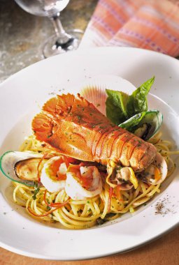 Peygamber devesi karidesi, midye ve karidesli deniz ürünleri makarnası.