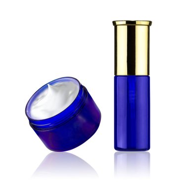 Beyaz arkaplanda kozmetik krem kutusu