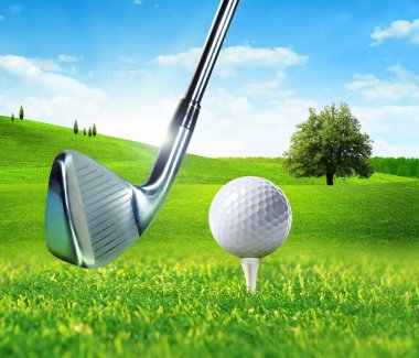 Golf topu ve golf sopası yeşil çimlerde