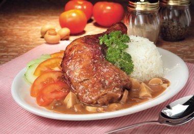 Sebzeli tavuk budu, mantar sosu ve pilav.