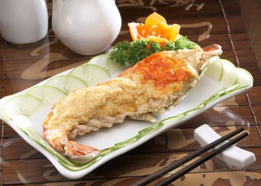 Tereyağlı ve peynirli kızarmış tatlı su kralı karidesi.