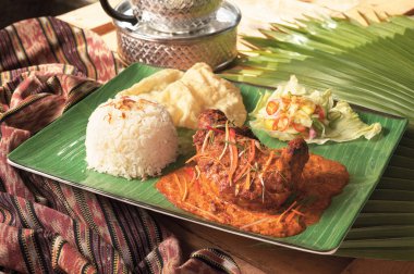 Hint mutfağı achaar, pirinç ve papadum soslu körili tavuk.