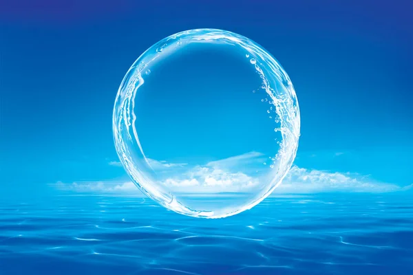 Bulutlu arkaplanda su kabarcığı olan okyanus yüzeyi