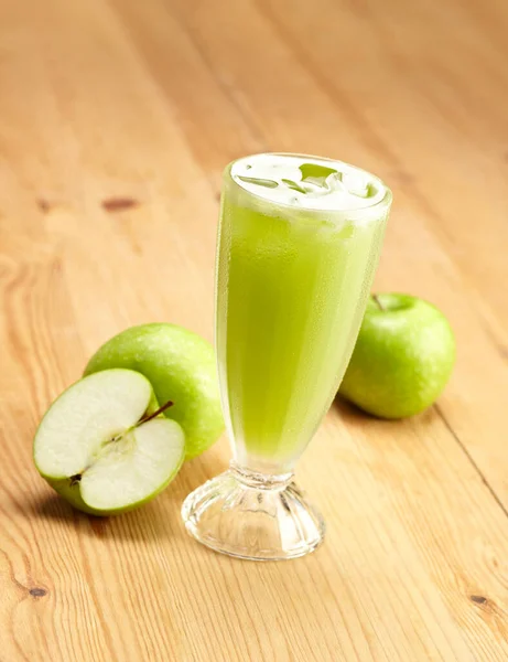 Elma suyu ve ahşap masa.