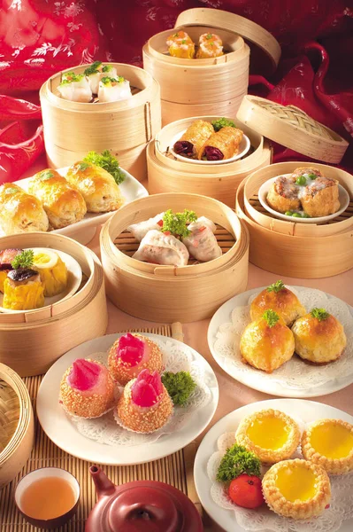 Bambu buharlı Çin yemeği Dim Sum.