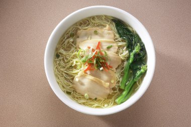 İstiridye dilimli Asya usulü erişte çorbası.