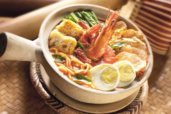 Азиатский стиль Claypot морепродукты карри laksa с креветками, вареное яйцо, тофу слойки, жареная свинина живот и овощи — стоковое изображение Азиатский Стиль Claypot Морепродукты Карри Laksa Креветками Вареное Яйцо Тофу Стоковая Картинка