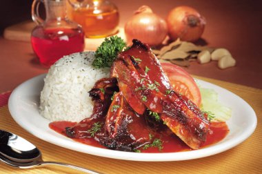 Kırmızı soslu biftek ve pilav.