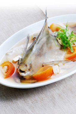 Teowchew usulü buğulanmış kelebek balığı.