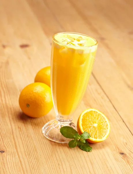 Ein Glas Orangensaft Mit Orangenfrüchten — Stockfoto