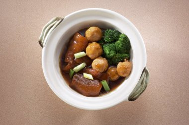 Haşlanmış deniz hıyarı ve brokolili köfte.