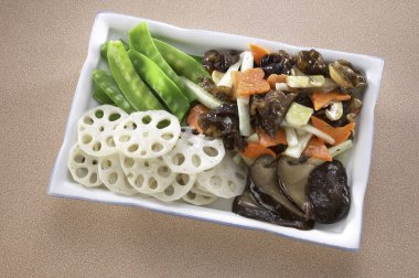 Kızarmış sebzeleri yeşil fasulye, nilüfer kökü, bulut kulağı mantarı, havuç ve zencefille karıştır.