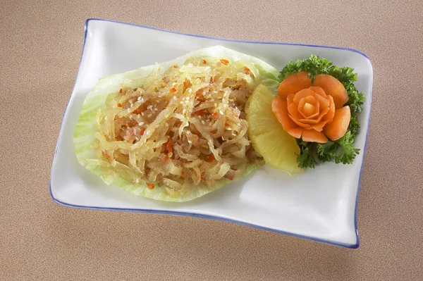 Asya yemeği susamlı denizanası salatası.