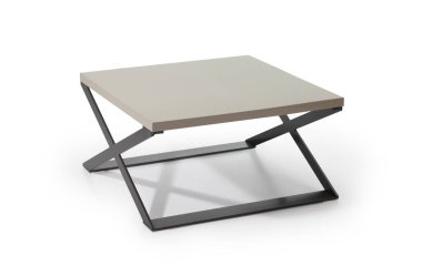 Metalik bacaklı modern kahve masası.