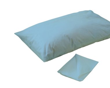 Beyaz arka planda tıbbi yastık ve yastık kılıfı