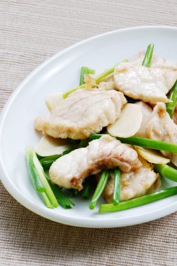 Taze soğan ve zencefilli kızarmış balık filetosu.