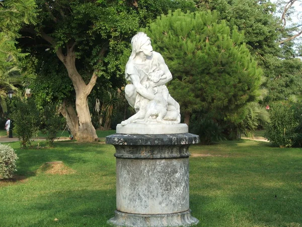 Schöne Grüne Park Detail Mit Weißen Stein Figur Kunststatue — Stockfoto
