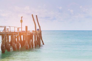 Deniz sahil manzarası, doğal peyzaj arka plan üzerinde İskelesi