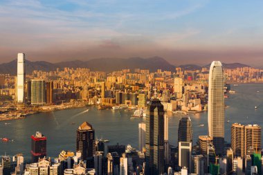 Gün batımı gökyüzü sesi Hong Kong şehir iş şehir merkezinde, Peak görünümü üzerinde gelin