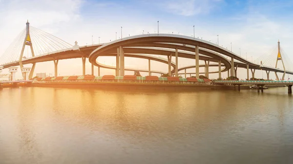 Twin Sospensione Ponte Fronte Fiume Connettersi All Incrocio Autostradale Sfondo — Foto Stock